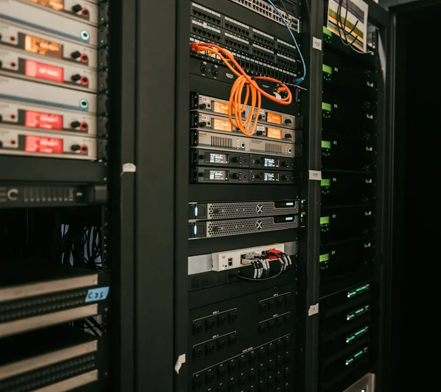 Rack de servidores con cables y luces encendidas